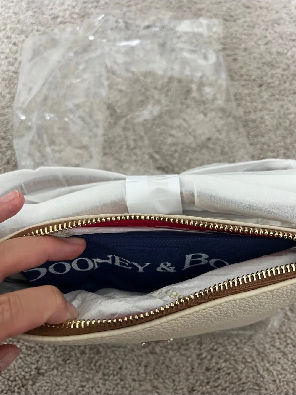 Dooney & Bourke zipper closure